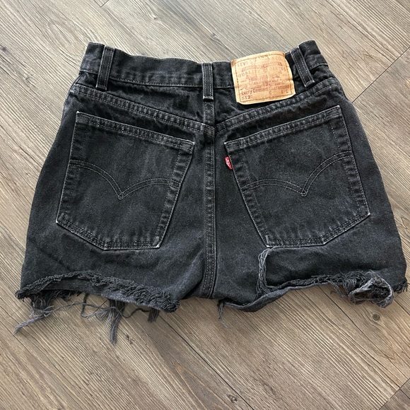 Vintage Levi shorts - Picture 2 of 6